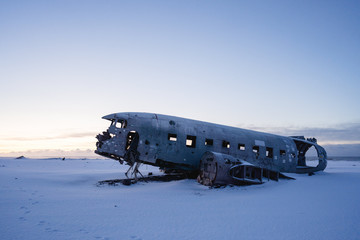 Flugzeugwrack in Island bei Sonnenaufgang