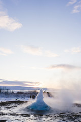 Geysir Strokkur in Island beim Ausbruch bei Sonnenaufgang