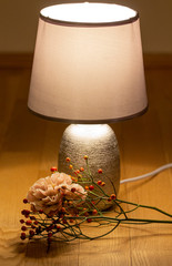 Romantyczne oświetlenie lampą i kwiatki - obrazy, fototapety, plakaty