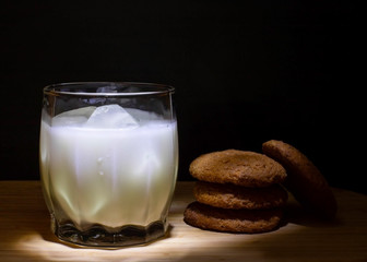 glass of milk and cookies