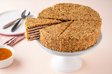 Cake with sesame seeds and apricot jam.