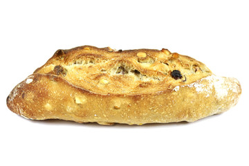pain aux fruits et noisettes sur un fond blanc