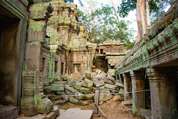 Naklejka premium Piękny widok na świątynię Ta Phrom w Siem Reap w Kambodży.