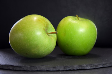 grüner Apfel auf dunklen Hintergrund isoliert