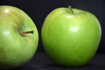 Nahaufnahme von einen grünen Apfel