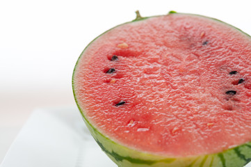 半分に切ったスイカ 白背景 左側にコピースペース