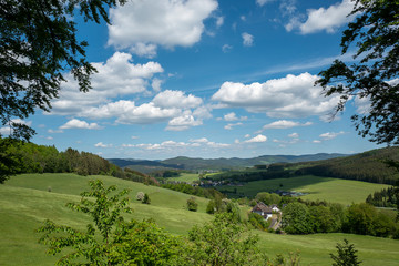 Blick über kleine Ortschaften im Sauerland