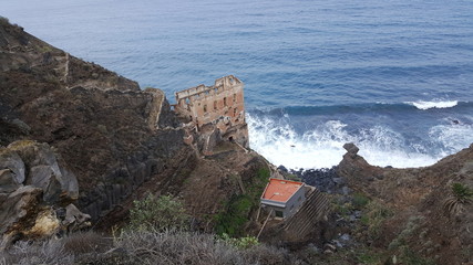 Fototapeta premium Alte und neue Wasserpumpstation La Gordejuela, Teneriffa