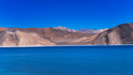 Fototapeta na wymiar Amazing blue water in pangong lake ,Leh Ladakh, India
