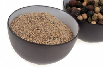 Ramequin de poivre blanc et ramequin de poivre en grains en gros plan sur fond blanc