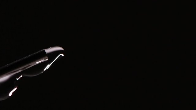 針先から出る液体