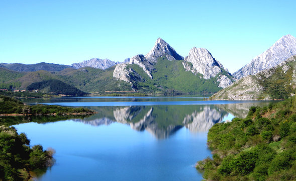 Mountain lake reflection in the reservoir of Riaño © Beatriz