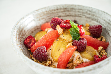 granola with banana and raspberries