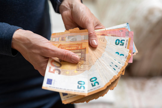 Geldscheine werden &uuml;bergeben