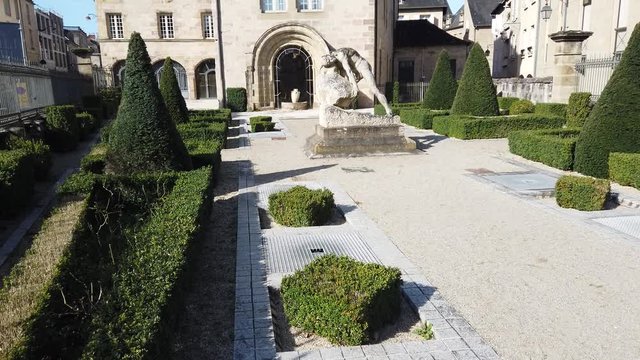 Brive-la-Gaillarde (Corr&egrave;ze, France) - Archives municipales - Jardin et statue de Sisyphe