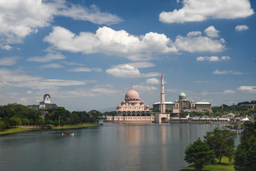 Fototapeta na wymiar The Putra Mosque - principal mosque of Putrajaya city, Malaysia