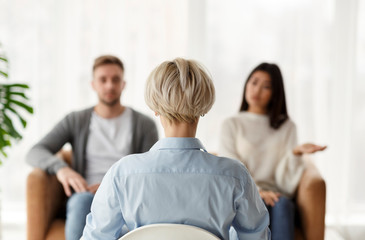 Obraz premium Psychologist Sitting Back To Camera During Appointment In Office