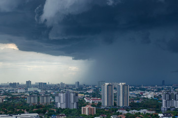 Fototapeta premium raining cloud in the city