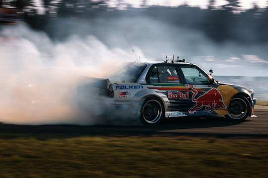 BMW E30 Red Bull in drift with a lot of smoke
