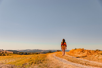 Frau läuft barfuß auf Wanderweg