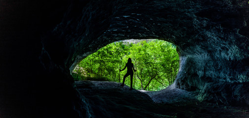 Silhouette einer Frau in einer Höhle