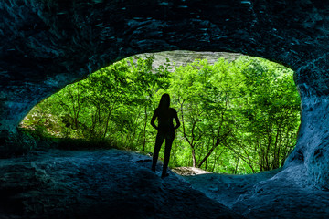 Silhouette einer Frau in einer Höhle
