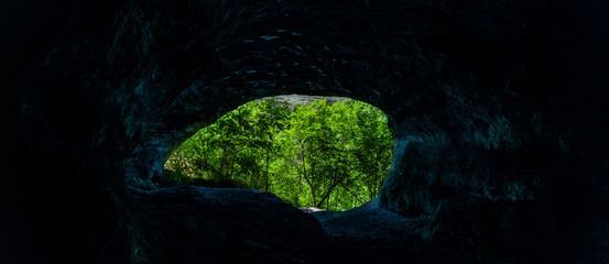 Blick aus einer Felsenhöhle