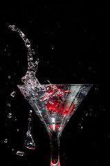 サクランボがグラスに落ちる瞬間