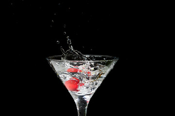 サクランボがグラスに落ちる瞬間