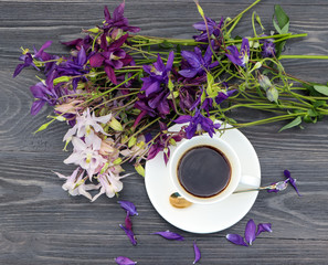 Obraz na płótnie Canvas cup of coffee with flowers