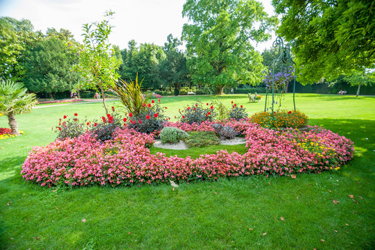 Massif de fleurs au jardin Dumaine &agrave; Lu&ccedil;on en Vend&eacute;e, France