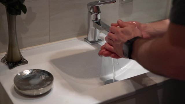 una persona lav&aacute;ndose las manos