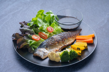 Healthy food that consists of complete nutrients from vegetables, meat and healthy ingredients. Ideas about eating for good health among modern people of the new normal life