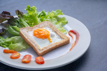 Healthy food that consists of complete nutrients from vegetables, meat and healthy ingredients. Ideas about eating for good health among modern people of the new normal life