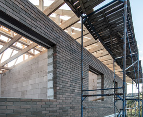 Fototapeta premium Konstrukcja z metalu i desek przy ścianie.