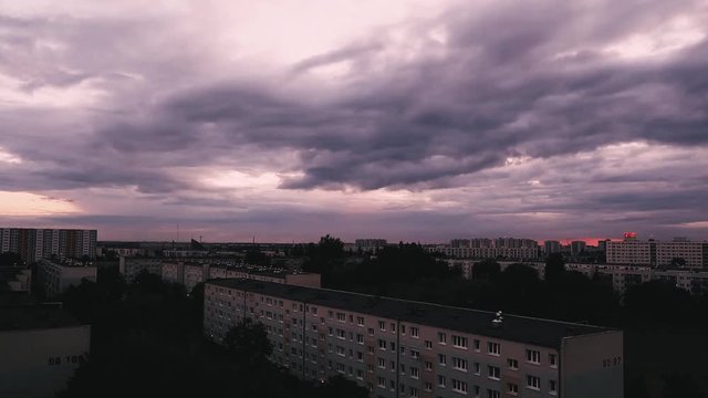 Przyspieszony film rozmywających się chmur