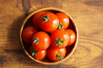 木製皿の上のミニトマト