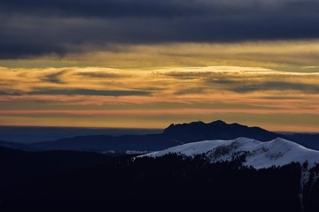 Obraz premium colorfully clouds at sunset in top of the mountain on winter time at high altitudes