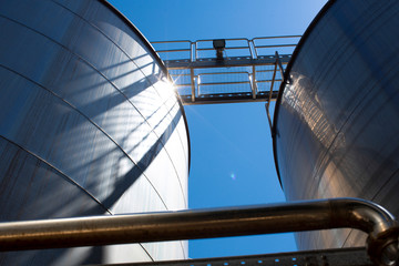 silos ripresi dal basso con sfondo cielo blu