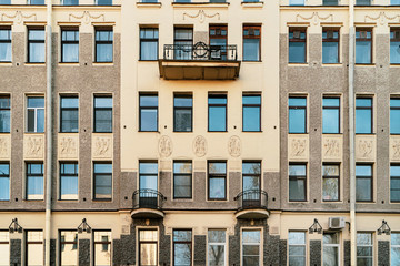 Obraz premium Windows of old buildings in Saint Petersburg, background-symmetry in buildings. 