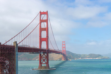 Obraz premium Beautiful Golden gate bridge on the soft foggy sky 