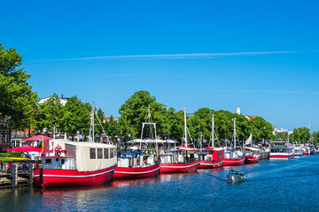 Blick auf den Alten Strom mit Fischkutter in Warnemünde