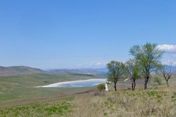 Fototapeta na wymiar Oase: See in der georgischen Wüstenlandschaft