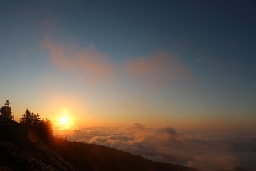 Naklejka na ściany i meble 国道最高点２９２号線から見る夜明けの日の出と雲海の光景