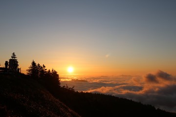 Fototapeta premium 国道最高点２９２号線から見る夜明けの日の出と雲海の光景