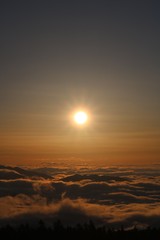 国道最高点２９２号線から見る夜明けの日の出と雲海の光景