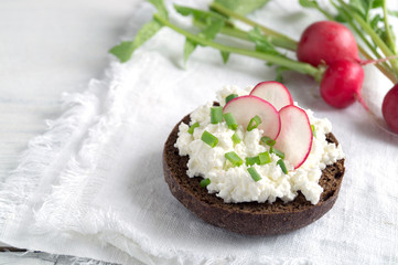 Curd sandwiches with fresh herbs. Fresh rye bread with cottage cheese and green herbs.