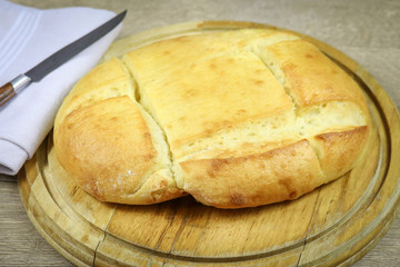 pain oriental sur une planche à découper