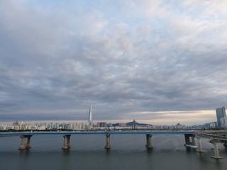 Fototapeta na wymiar 타워가 보이는 한강과 하늘 / River and Sky with Bridge