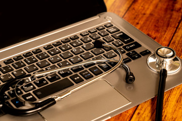 聴診器とパソコン